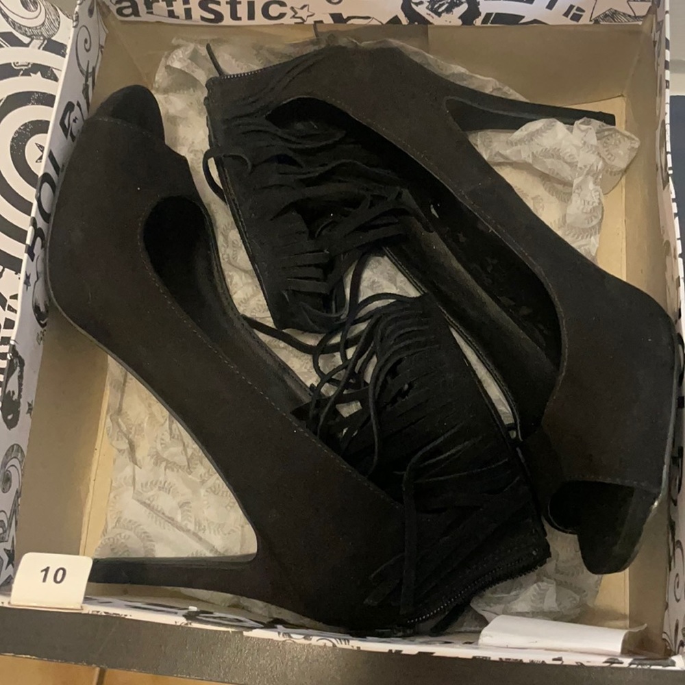 🆕 Leather Fringe Pee Toe Heels